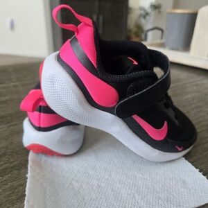 Toddler 8 Nike Black and Pink Sneakers